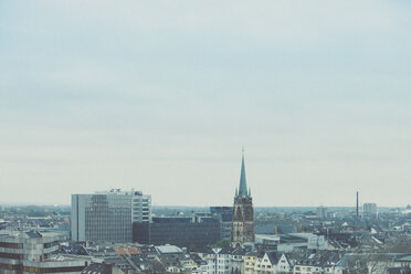 Deutschland, Nordrhein-Westfalen, Düsseldorf, Stadtbild mit Petrikirche - MEAF000004