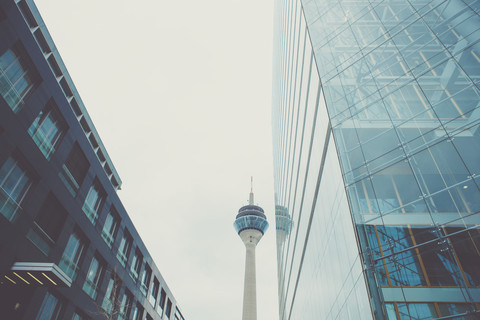 Deutschland, Nordrhein-Westfalen, Düsseldorf, Stadttor und Fernsehturm, lizenzfreies Stockfoto