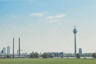Deutschland, Nordrhein-Westfalen, Düsseldorf, Skyline mit Rheinkniebrücke und Fernsehturm - MFF000716