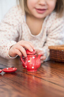 Kleines Mädchen spielt mit Puppen Porzellanset - LVF000447