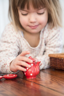 Kleines Mädchen spielt mit Puppen Porzellanset - LVF000446