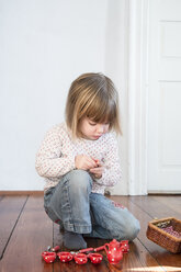 Kleines Mädchen spielt mit Puppen Porzellanset - LVF000445