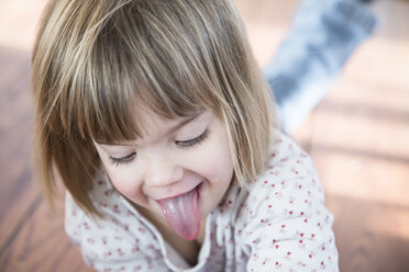 Porträt eines kleinen Mädchens mit herausgestreckter Zunge - LVF000442