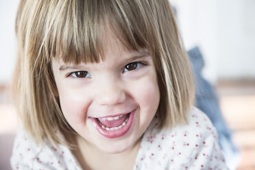 Porträt eines lächelnden kleinen Mädchens - LVF000439