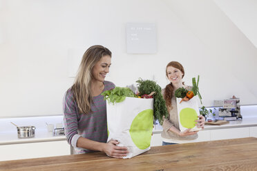 Zwei Frauen halten Einkaufstaschen mit Einkäufen - RBF001595