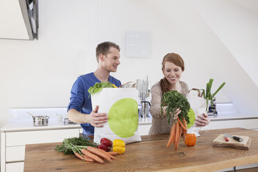 Couple holding shopping bags with purchases - RBF001581