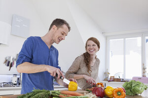 Junges Paar bereitet Essen in der Küche vor - RBF001516