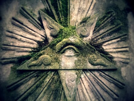Köln, Nordrhein-Westfalen, Deutschland, vermostes Dreieck mit Blick auf ein Grab, Melatenfriedhof - JATF000533