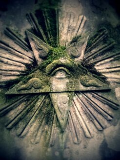 Köln, Nordrhein-Westfalen, Deutschland, vermostes Dreieck mit Blick auf ein Grab, Melatenfriedhof - JATF000542