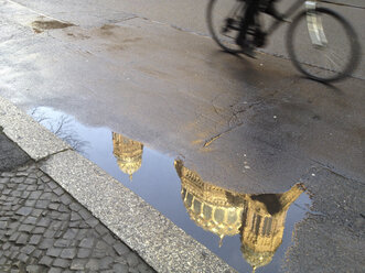 Radfahrer und Pfützenreflexion der Neuen Synagoge in der Oranienburger Straße, Berlin, Deutschland - ZMF000080