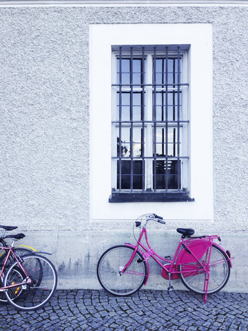Rosa Fahrrad vor Fenster, Altbau, München, Bayern, Deutschland, lizenzfreies Stockfoto