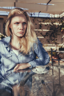 Italien, Sizilien, Palermo, Blonde Frau sitzt in einem Cafe - MFF000740