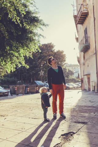Italien, Sizilien, Palermo, Vater und Sohn bei einem Spaziergang, lizenzfreies Stockfoto