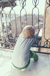 Italien, Sizilien, Palermo, Blonder Junge auf Balkon - MFF000745