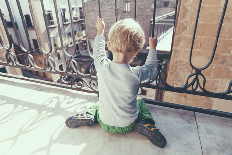 Italien, Sizilien, Palermo, Blonder Junge auf Balkon, lizenzfreies Stockfoto