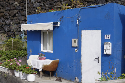 Spanien, Kanarische Inseln, La Palma, La Bombilla bei Puerto Naos, Blaues Haus - SIEF004968