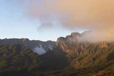 Spanien, Kanarische Inseln, La Palma, Caldera de Taburiente am Abend - SIEF004938