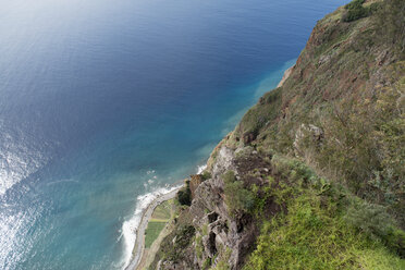 Portugal, Madeira, Cabo Girao, view down to Atlantic and beach - HLF000357