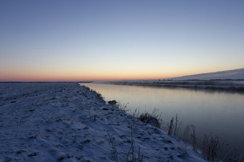 Deutschland, Niedersachsen, schneebedeckte Winterlandschaft bei Sonnenuntergang - SJF000082