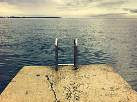 Dock mit Leiter, mit Blick auf das Adriatische Meer in Piran, Slowenien - DISF000325