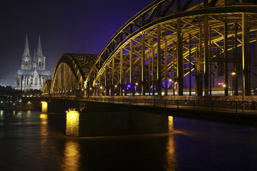 Germany, North Rhine-Westphalia, Cologne, lighted Cologne Cathedral and Hohenzollern Bridge at night - JATF000549