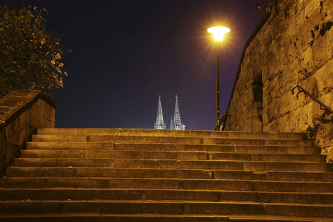 Germany, North Rhine-Westphalia, Cologne, lighted church spires of Cologne Cathedral and stairs to Hohenzollern Bridge at night stock photo