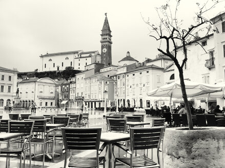 Tartini-Platz nach einem Regen, Passanten und Cafe-Besucher (europäisch) Piran, Slowenien - DISF000278