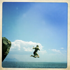 Mädchen springt von einem Felsen ins Meer, Puntinak, Brac, Kroatien - DISF000254