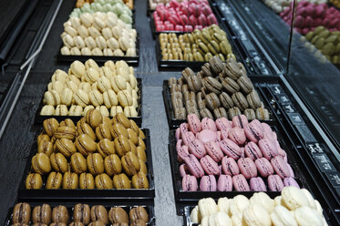 France, Paris, Montmartre, chocolaterie offering macaraons - LB000486