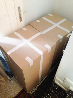 Giant delivery boxes at home - MEAF000055