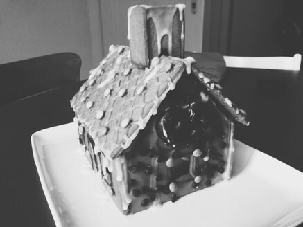 Gingerbread house standing on table at home - MEAF000027