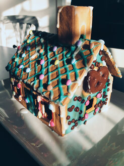 Gingerbread house in the sunlight - MEAF000011