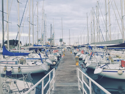 Yachten im Yachthafen mit Pier, Palermo, Sizilien, Italien - MEAF000047