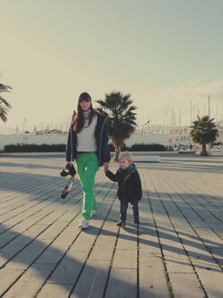 Mutter und Sohn gehen an der Promenade entlang, Palermo, Sizilien, Italien - MEAF000093