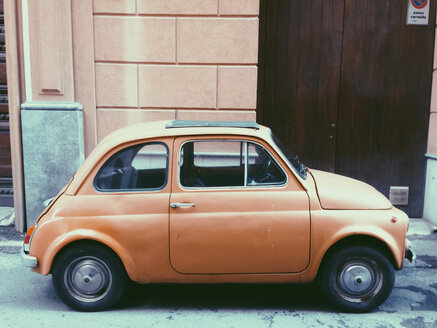 Gelbes kleines Auto vor einem gelben Gebäude in Palermo, Sizilien, Italien - MEAF000022