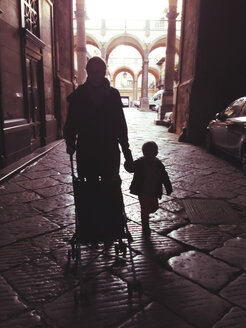 Silhouetten von Mutter und Sohn beim Spaziergang in einem Palazzo in Palermo, Sizilien, Italien - MEAF000075