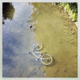 Fahrrad in einem Fluss in Telgte, Niedersachsen, Deutschland - SEF000402