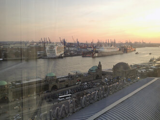 Blick auf die Landungsbrücken und das Elbufer in Hamburg, Werft und Hafen im Hintergrund, Hamburg, Deutschland - SEF000398