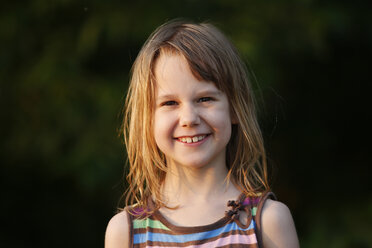 Portrait of smiling little girl at sunshine - SLF000245