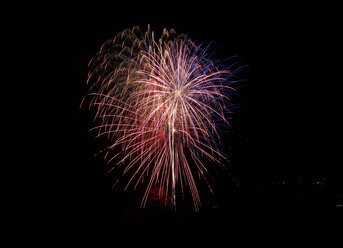 Buntes Feuerwerk am schwarzen Himmel - SLF000246