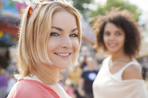 Germany, Herne, Two young women at the fairground - BGF000075