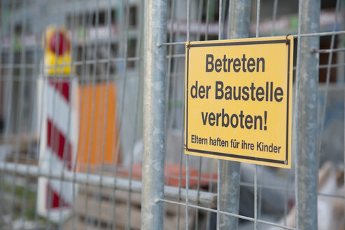 Schild auf einer Baustelle - CRF002560