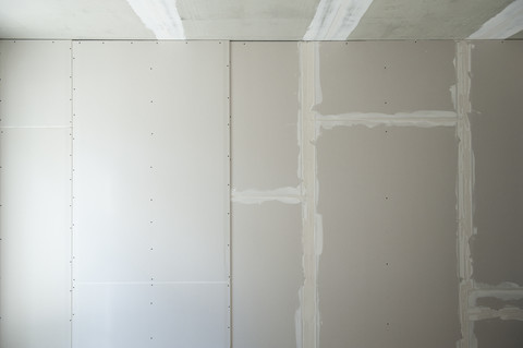 Gipskartonplatten auf einer Baustelle, lizenzfreies Stockfoto