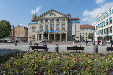 Deutschland, Thüringen, Weimar, Blick auf das Deutsche Nationaltheater und das Goethe-Schiller-Denkmal - HWOF000075