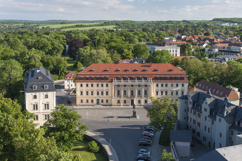 Deutschland, Thüringen, Weimar, Platz der Demokratie, Carl-August-Denkmal und Fürstenhaus, Musikhochschule Franz Liszt, links Anna Amalia Bibliothek, lizenzfreies Stockfoto