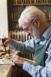 Geigenbauer bei der Arbeit - TCF003809