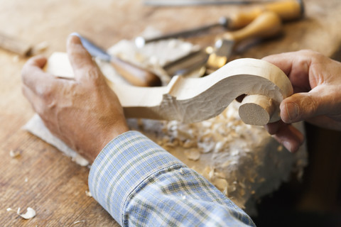 Geigenbauer bei der Arbeit, lizenzfreies Stockfoto