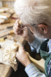 Geigenbauer bei der Arbeit - TCF003791