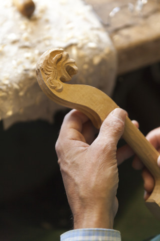 Geigenbauer bei der Arbeit, lizenzfreies Stockfoto