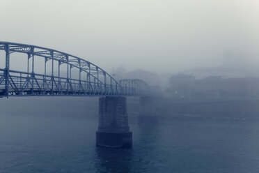 Österreich, Bundesland Salzburg, Salzburg, Brücke über die Salzach im Nebel - GF000390